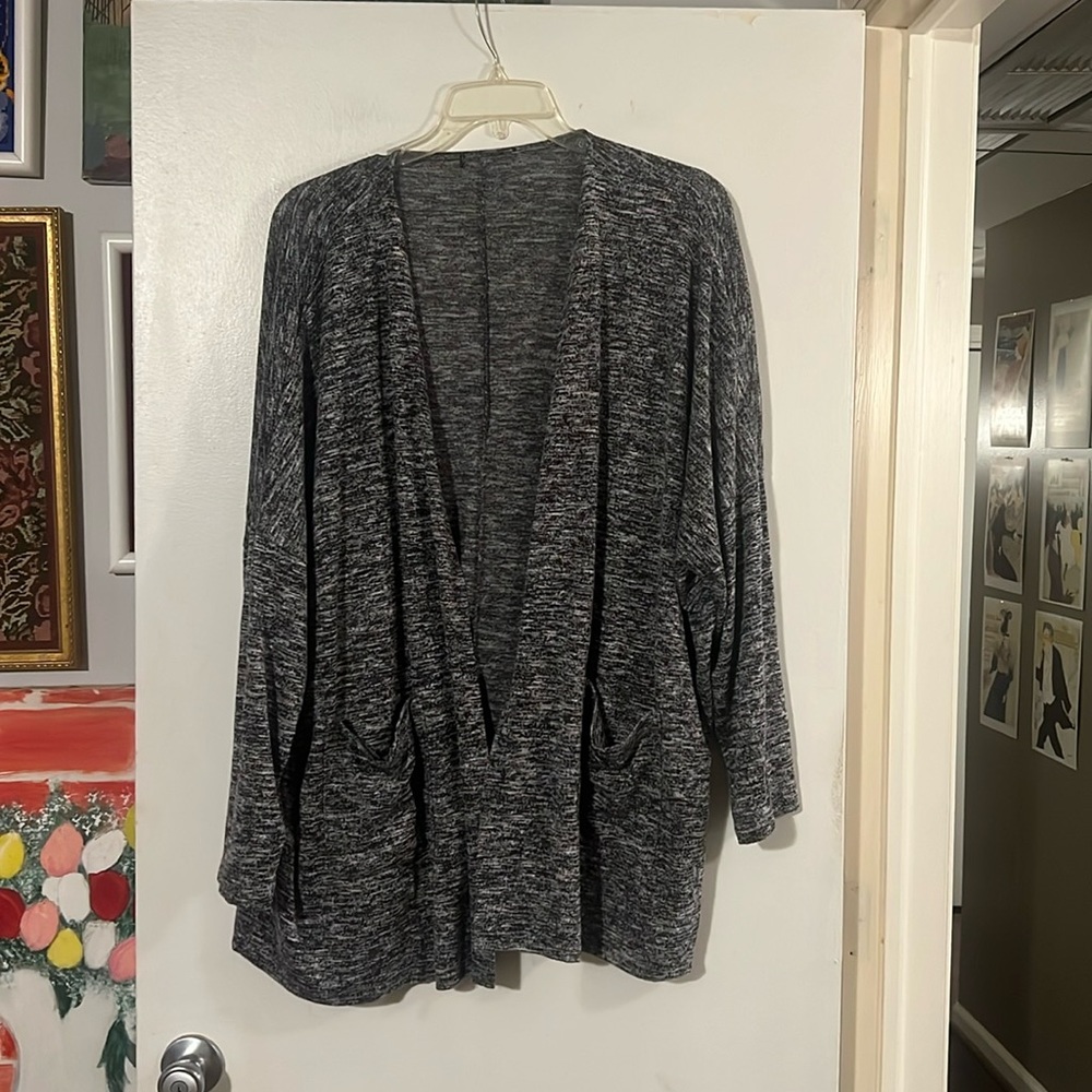 Rosebud black/gray/white open flowy cardigan front patch pockets